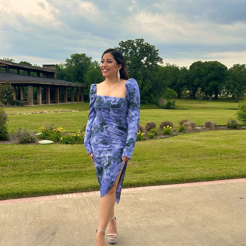 long sleeve midi dress in blue marbled print